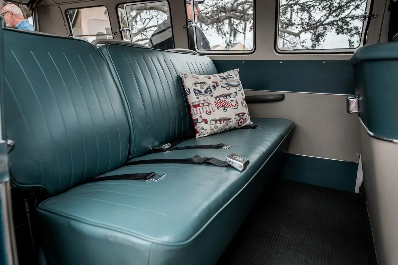 Vehicle bench seat fitted with lap seat belts